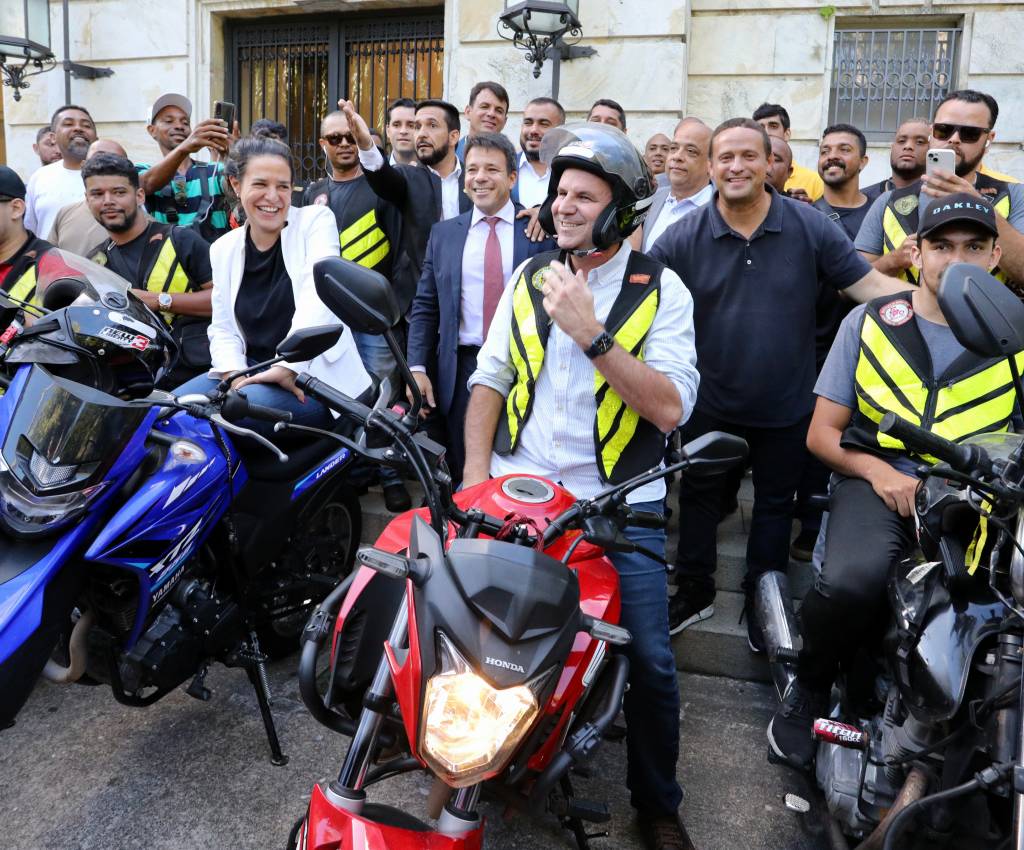 Na garupa: prefeitura lança app de carona para competir com Uber Moto