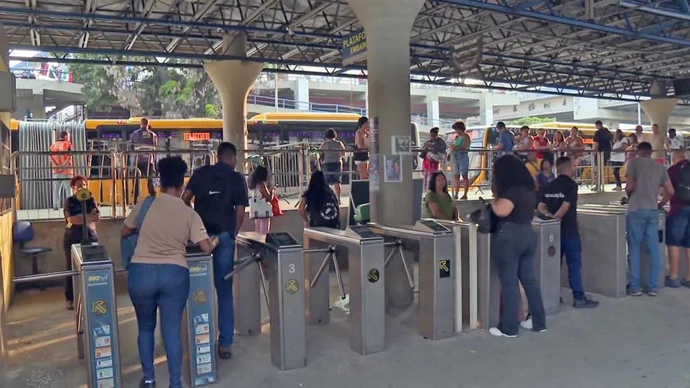 Novos ônibus do BRT na Estação Madureira Foto