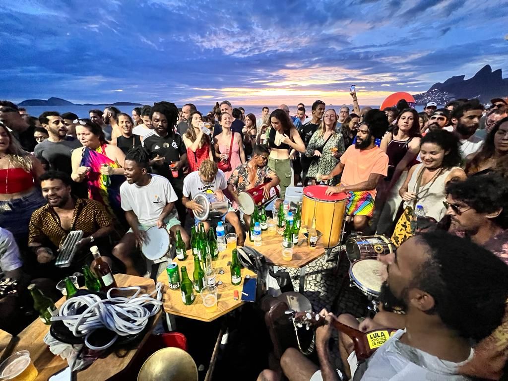 Alalaô Kiosk: a vanguarda de uma praia que reúne a carioquice da cidade
