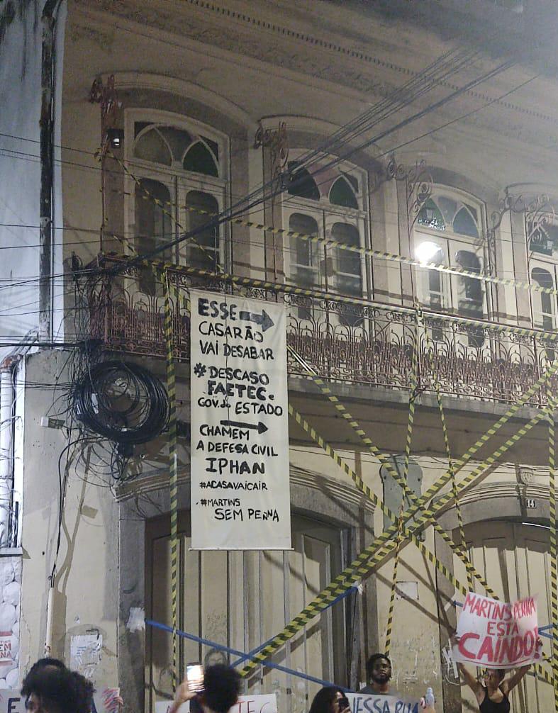 Sem aulas, alunos da Escola de Teatro Martins Penna clamam por reformas