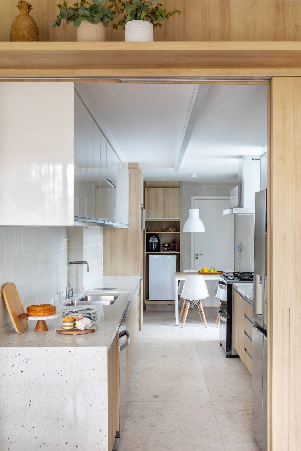 apartamento-carioca-230-m2-ganha-cara-de-casa-para-a-familia-ricardo-melo-rodrigo-passos-cozinha-13 Apartamento de 230 m² ganha cara de casa para a família carioca