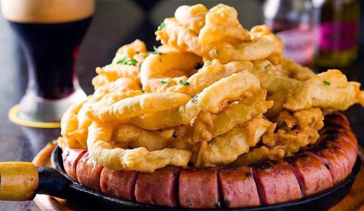 Enchendo Linguiça: a "chapa quente" é linguiça para a família compartilhar