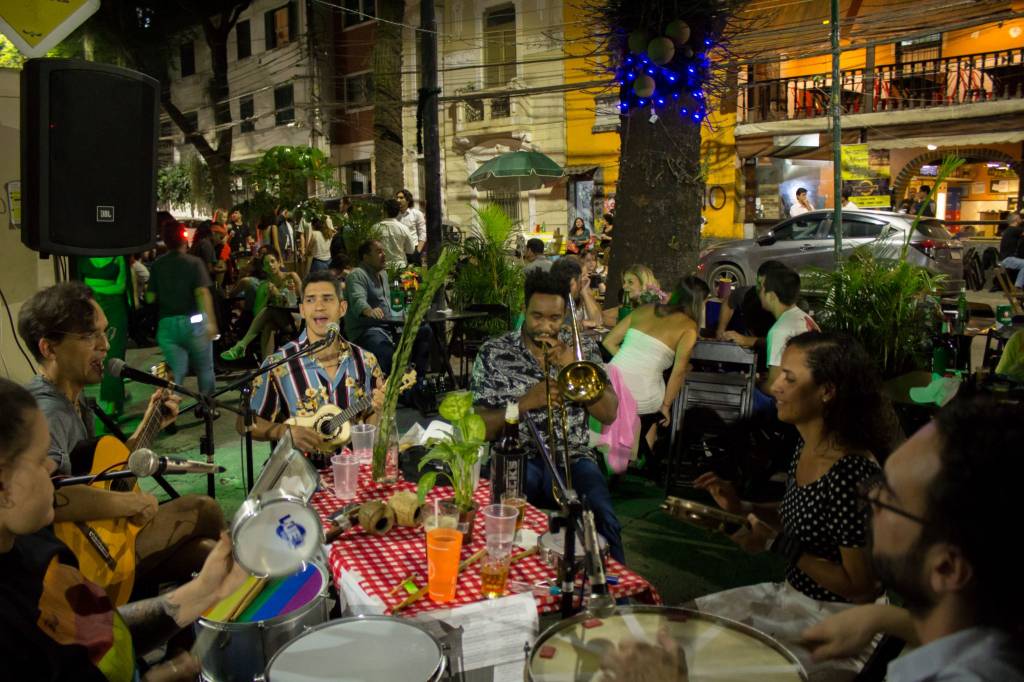 Barman premiado que toca piano é atração da programação musical nos bares