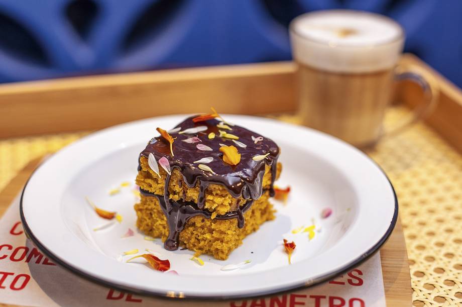 Cirandaia: ganache que leva café sobre o bolo de cenoura