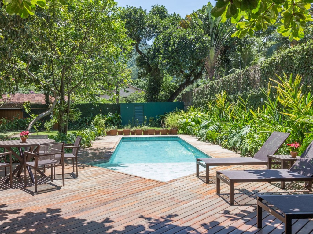 Paisagismo de 600 m² cria espaços de convivência em casa no Rio de Janeiro