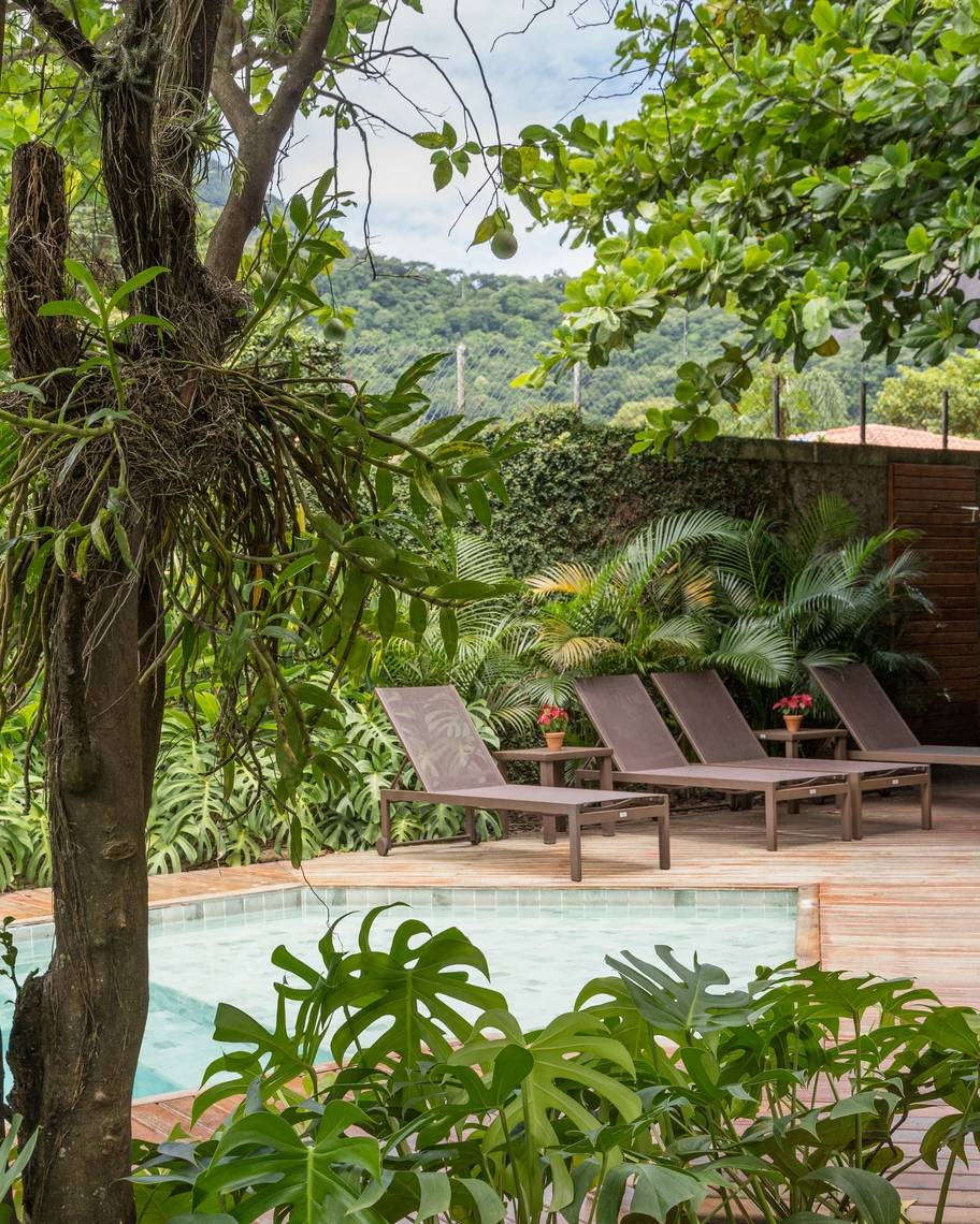 Paisagismo de 600 m² cria espaços de convivência em casa no Rio de Janeiro