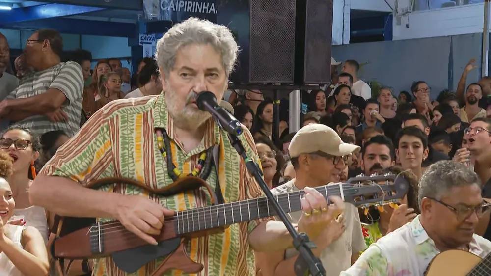 Moacyr Luz volta ao Samba do Trabalhador e homenageia enfermeiras do CTI