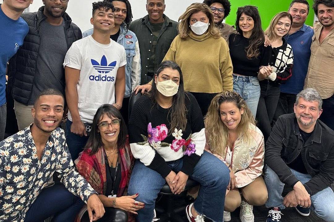 Foto mostra Preta Gil ao lado de funcionários de empresa