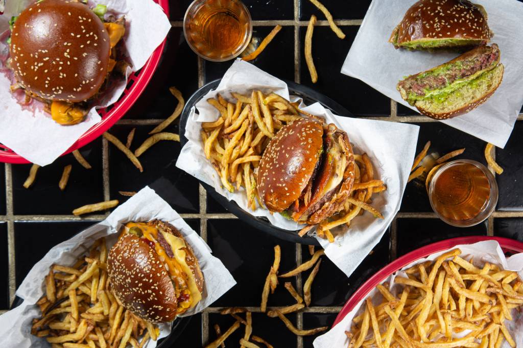 Dia do hambúrguer: promoções, combos e festivais para lamber os beiços