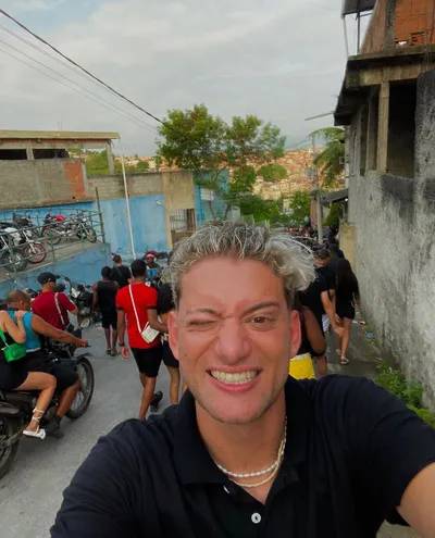 Viralizou: youtuber filma feira de drogas ao ar livre em favela do Rio