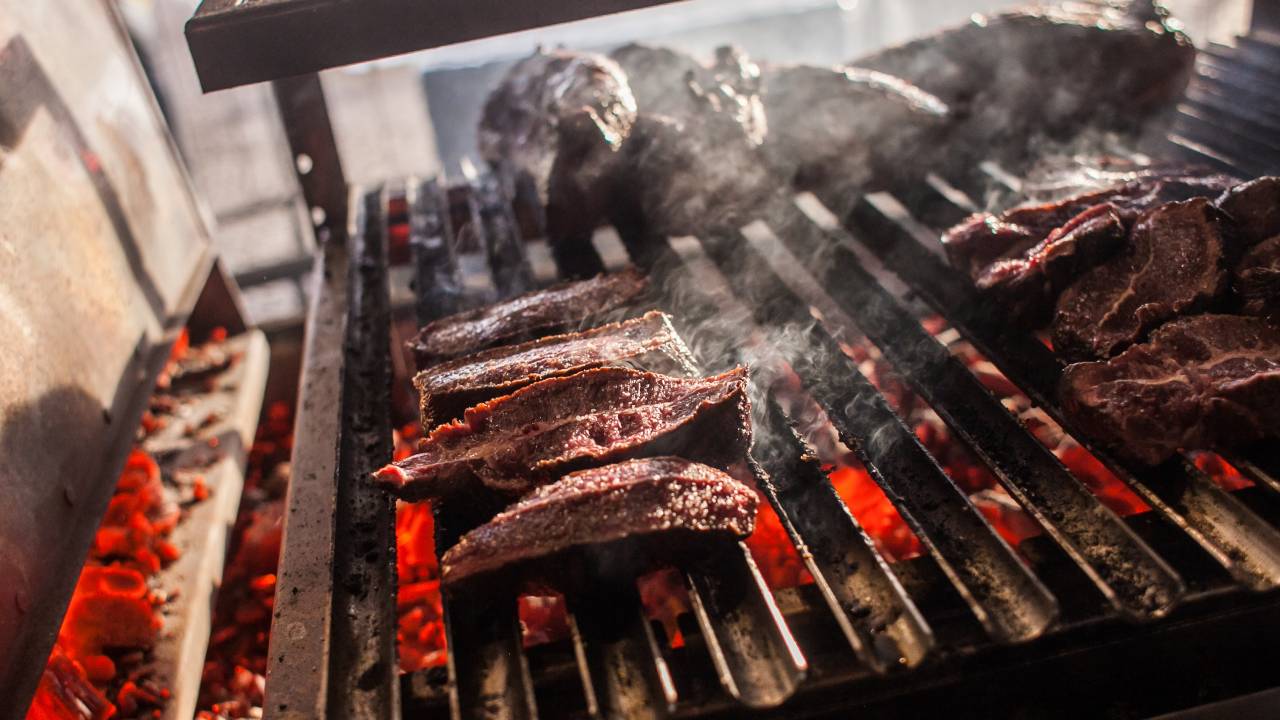 Carnes sobre a grelha na brasa