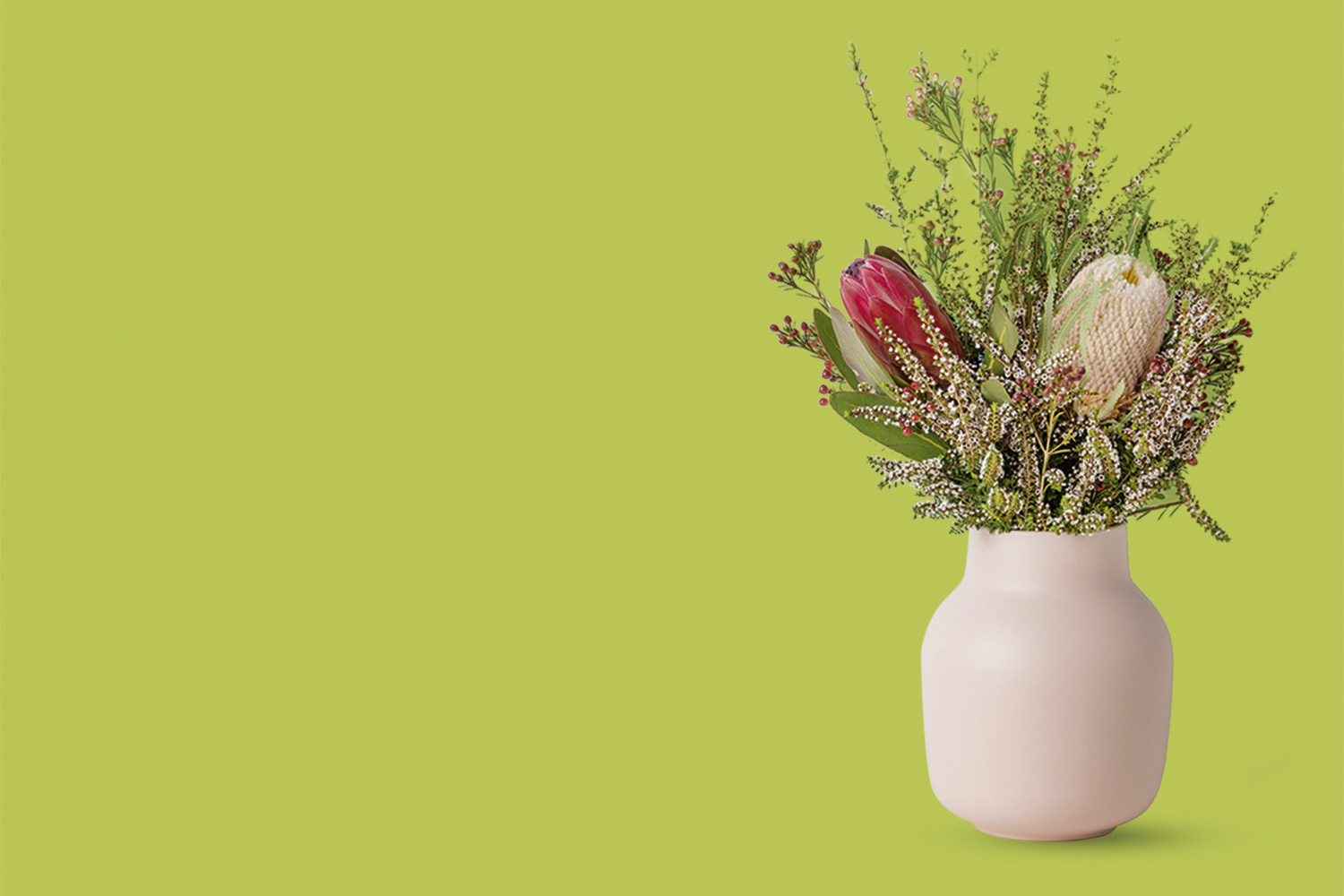 Flores desidratadas contribuem para o clima bem invernal. Aposte em chuva de prata ou eucalipto.