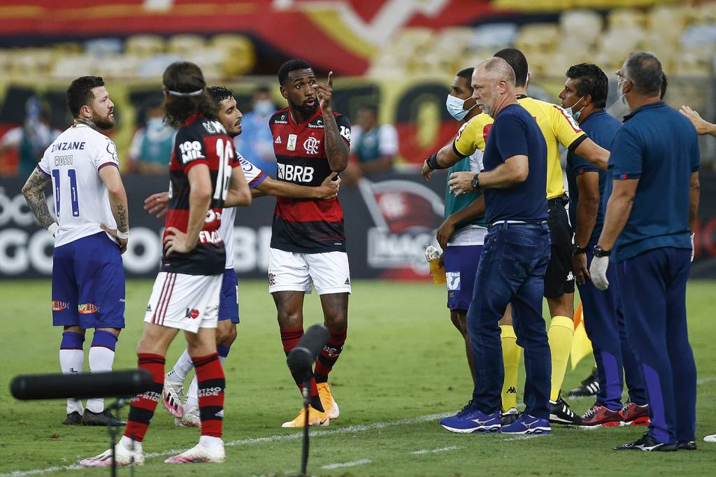 GettyImages-1230240099.jpg O volante Gerson acusou o técnico Mano Menezes em jogo no Maracanã: caso arquivado