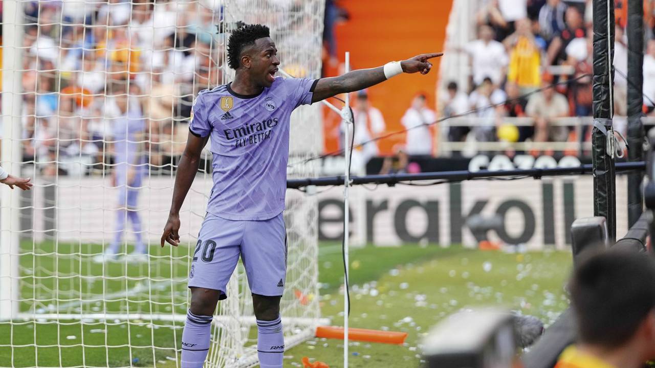 Vini Jr. no duelo com o Valência: alvo de injúria racial pela décima vez desde 2021
