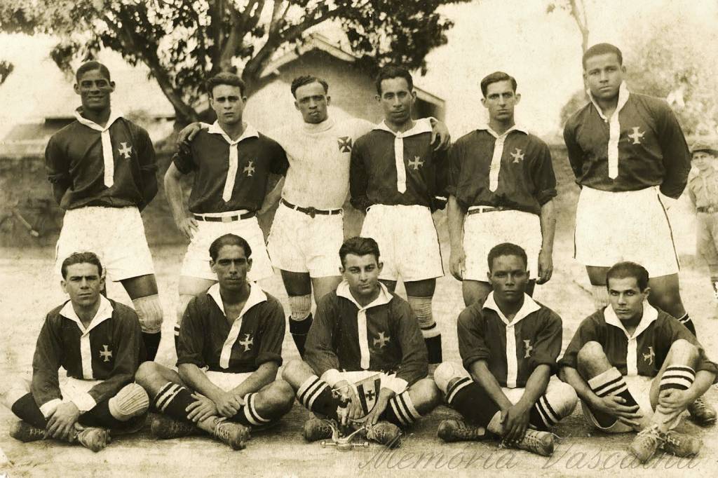 VascoCamisasNegras.png O time do Vasco de 1924: proibido de jogar na primeira divisão