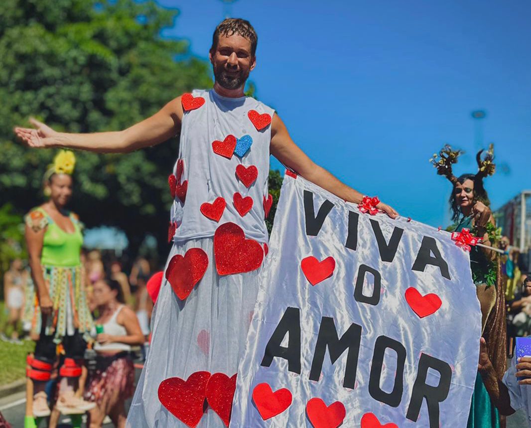 Pernaltas promovem caminhada na Praia de Copacabana neste domingo (25)