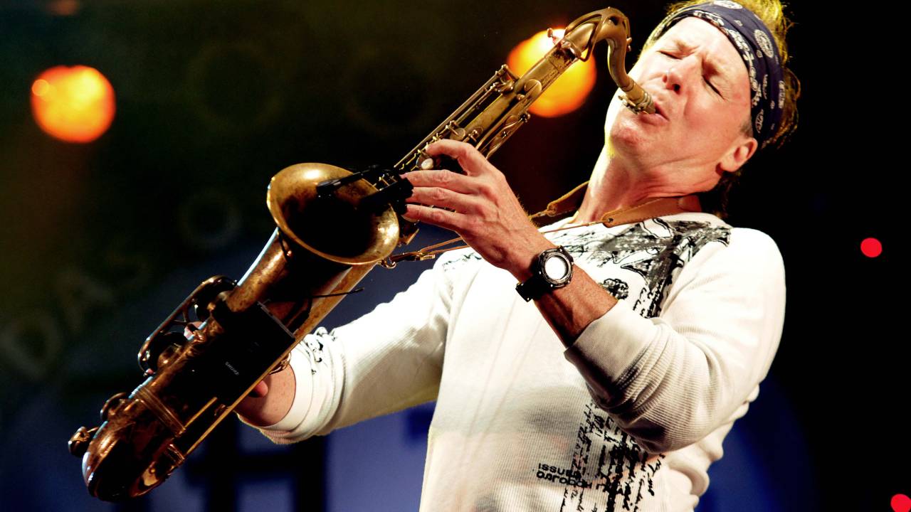 Foto mostra saxofonista apresentando show