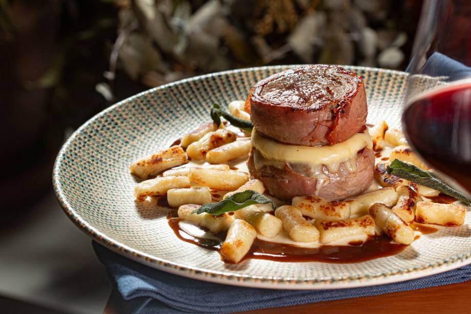 Olivo: filé com parma e brie ao lado de vinhos italianos Olivo: filé com parma e brie ao lado de vinhos italianos