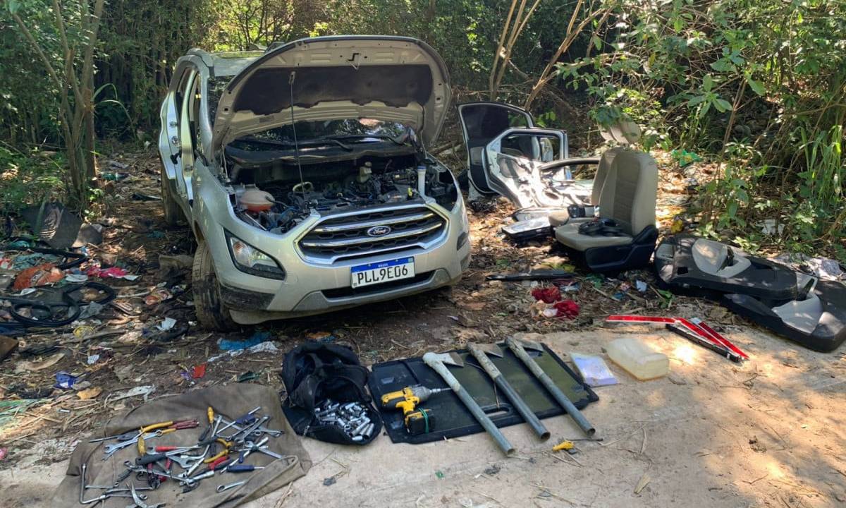 Além de dois carros apreendidos, a PM encontrou grande quantidade de ferramentas e peças que seriam revendidasDivulgação / PMERJ