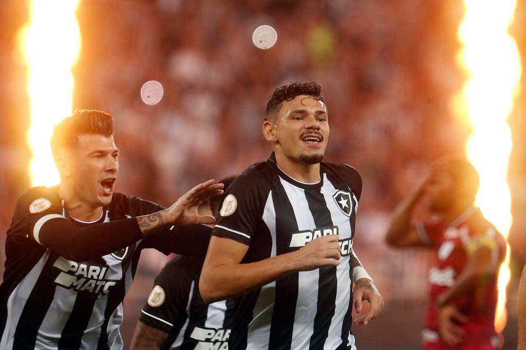 Gangorra do futebol desliza entre abóboras e carruagens