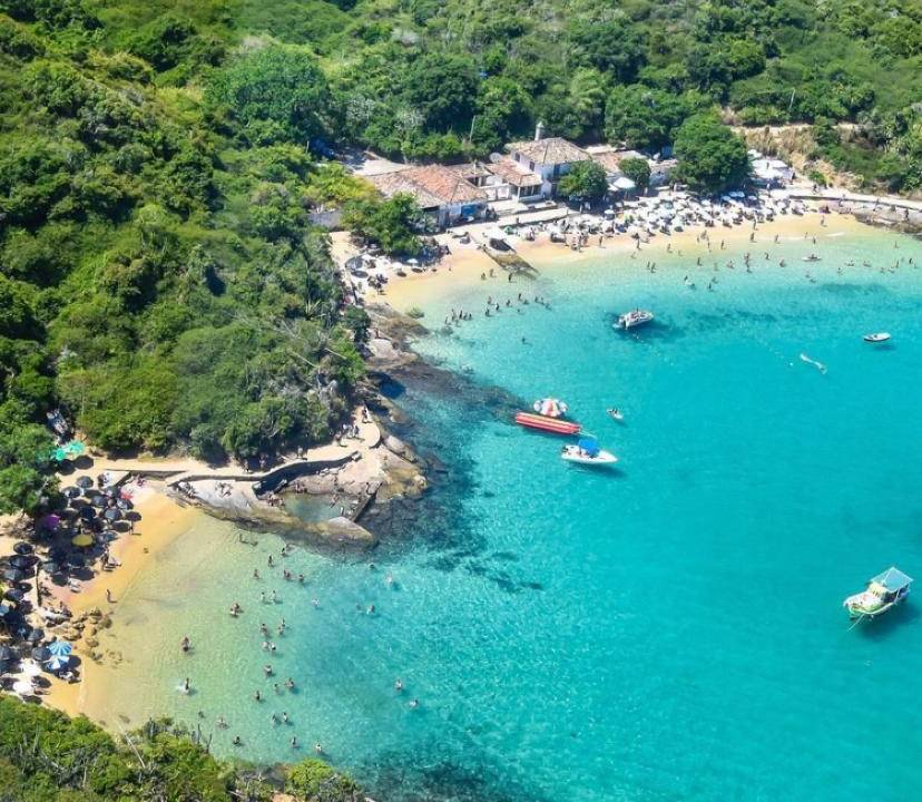 Foto mostra praia em Búzios