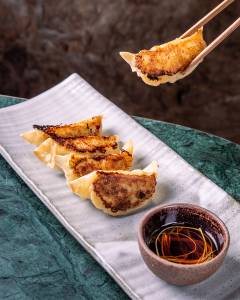 Elena_Gyoza de porco e nirá com molho shoyu e vinagre_Crédito Tomás Rangel (1) Elena: a nova operação de sucesso da gastronomia carioca