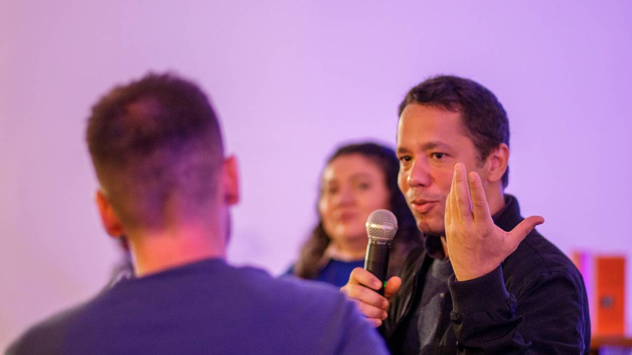 Itamar Vieira Junior em fala pública durante o projeto Arte nas Estações.
