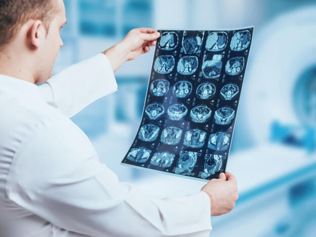 Médico analisa exames de paciente.