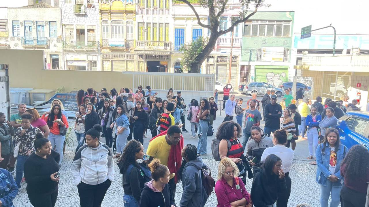 Foto mostra pessoas em fila para doar sangue