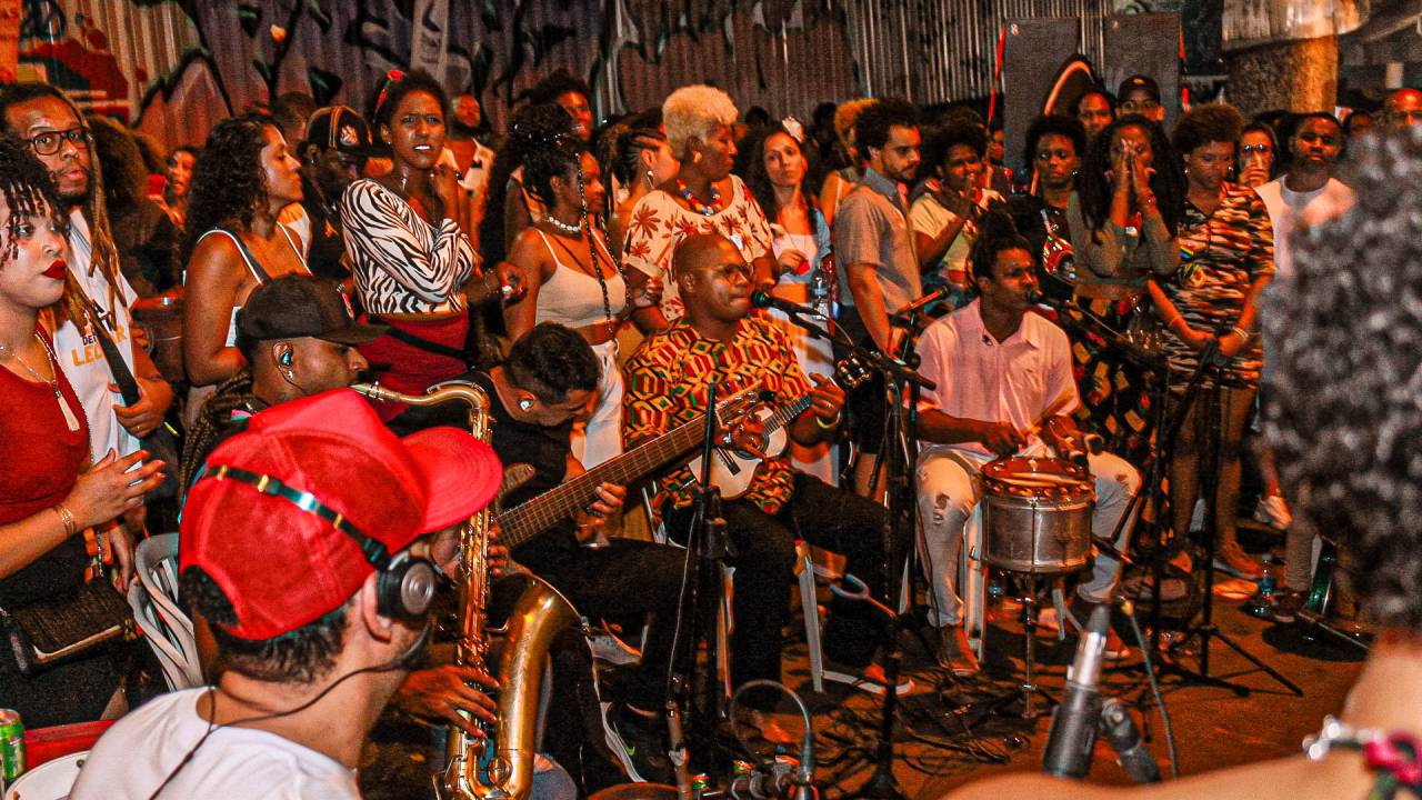 Foto mostra roda de samba
