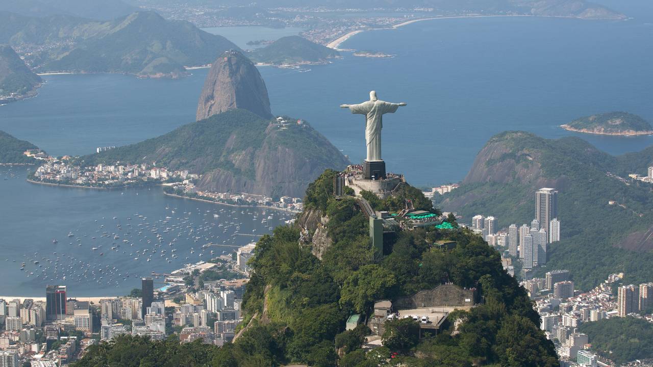 Foto aérea enquadra o Corcovado e o Pão de Açúcar