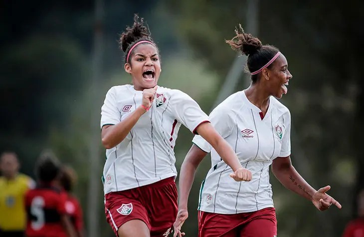 Foto mostra jogadora Luiza Calazans acompanhada de outra