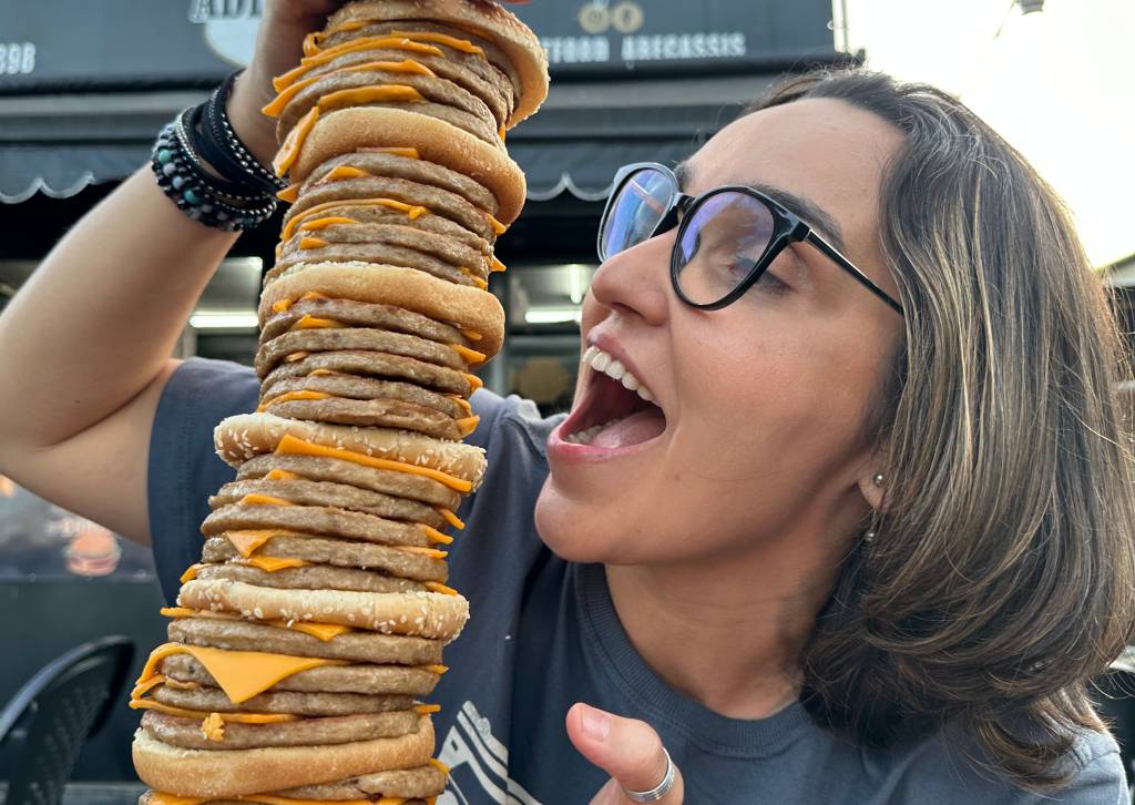 FOTO 5 – SUZANNE MALTA HAMBÚRGUER DE 30 CARNES – CRÉDITO @ONDECOMERNORIO Podrão: hambúrguer de 30 carnes é uma das atrações
