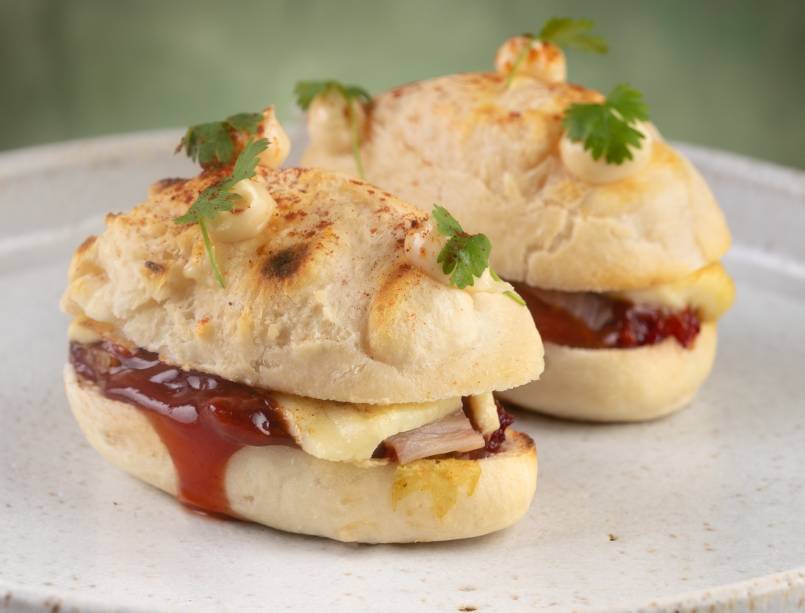 Rudä: na entrada, com linguiça e barbecue de goiabada Rudä: na entrada, com linguiça e barbecue de goiabada