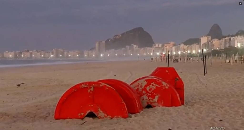 Ressaca braba: ondas atingem calçadão e nova frente fria está prevista