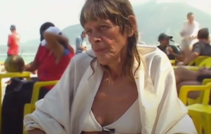 Morre Anamaria Carvalho, a “Mulher de Branco”, figura mítica de Ipanema