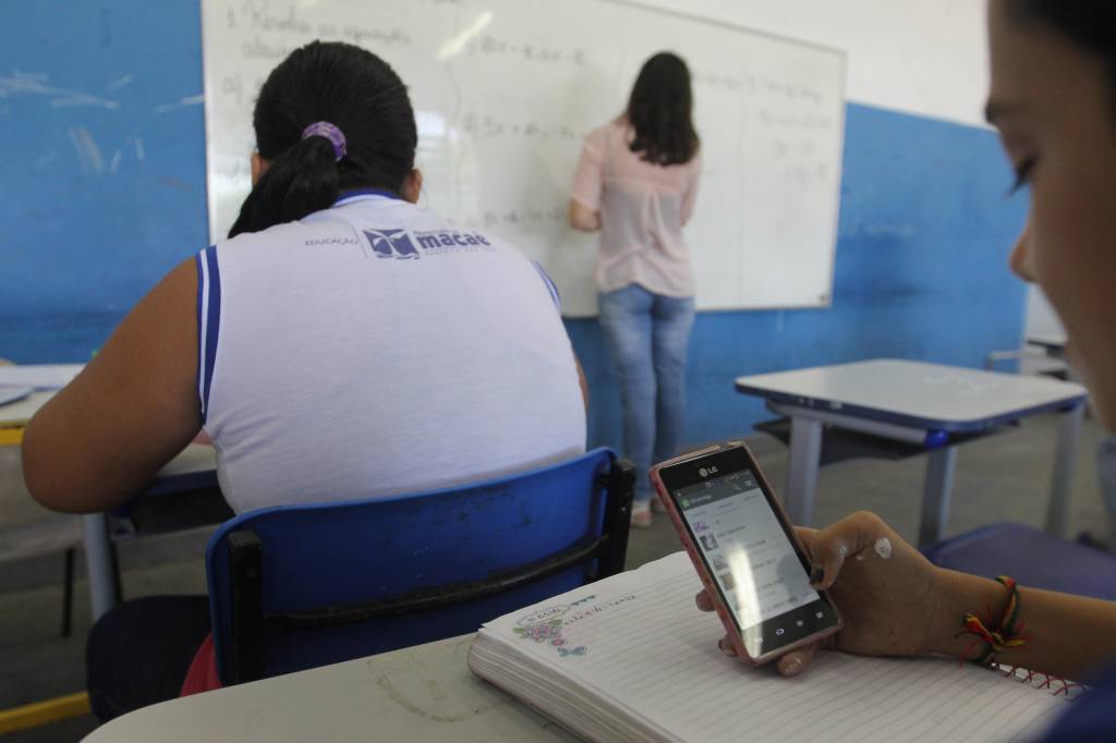 Em cruzada contra as distrações, prefeitura veta celulares em sala de aula