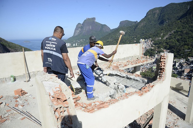 Prefeitura derruba mais uma suposta mansão do tráfico na Rocinha