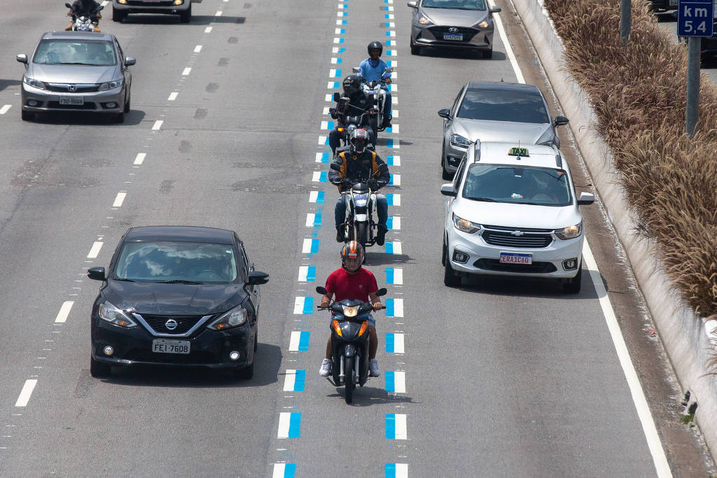 Com 41 acidentes por dia, Rio deve abrir corredores específicos para motos
