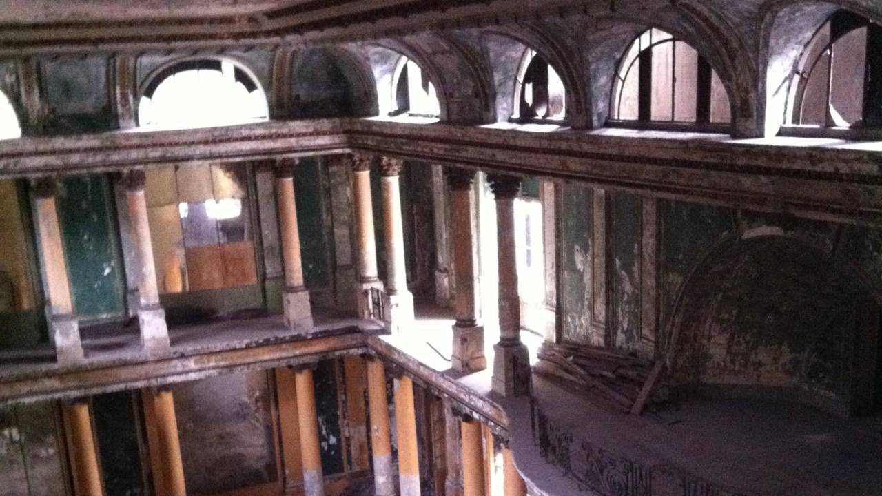 Interior do Automóvel Clube, em 2013, já bastante deteriorado mas com todas as imensas possibilidades que oferece