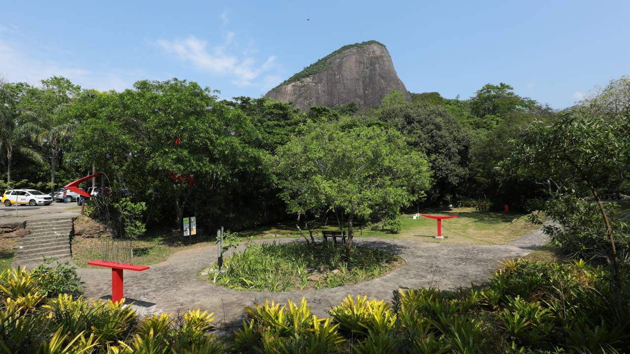 Forma no Espaço II e III, Mulher I, Violência e Retirantes, de Niemeyer, voltam a área de Mata Atlântica no Leblon.