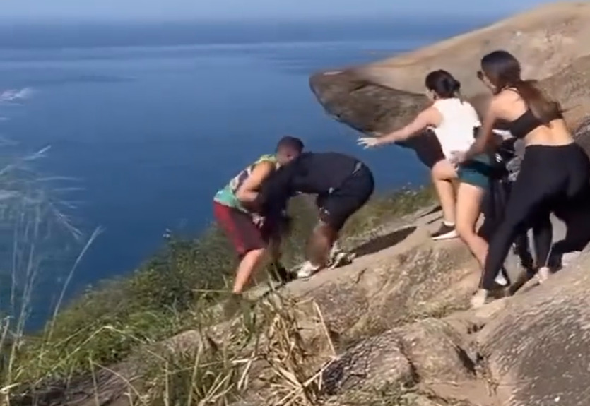 Foto mostra homens brigando na Pedra do Telégrafo