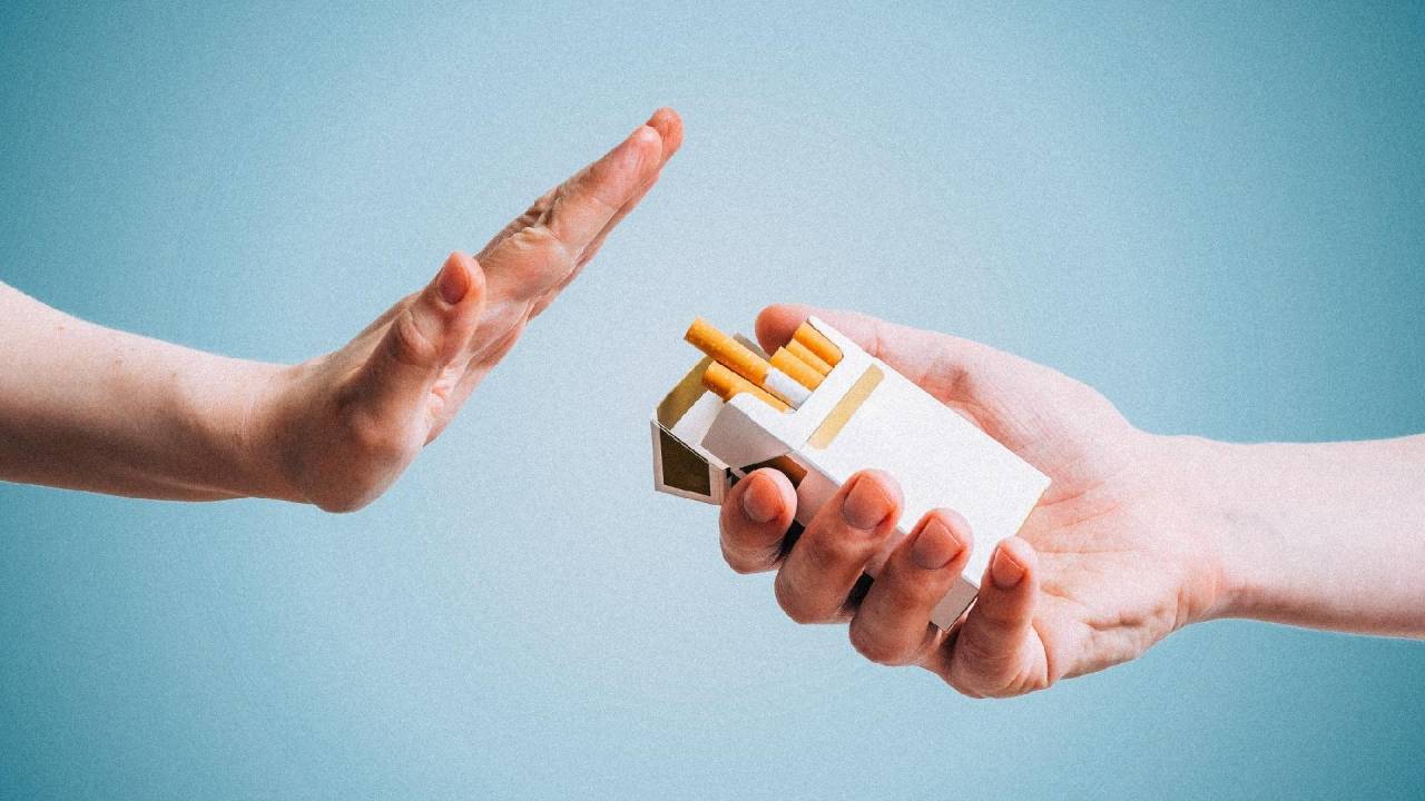 Mão recusa maço de cigarro.