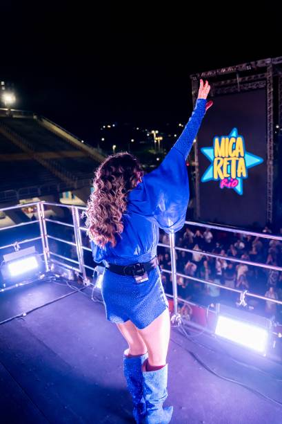 Cantora abriu a apresentação em cima do trio