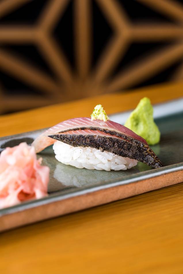 Naga: peixe serra em sushi de bela execução Naga: peixe serra em sushi de bela execução