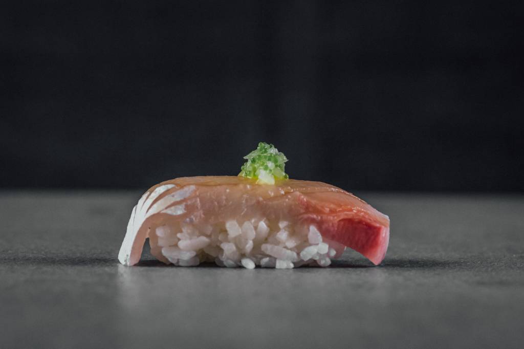 SUSHI DE OLHO-DE-BOI (BURI) temperado com espuma de cebola (tempero feito com cebola e tobiko wasabi – ova de peixe voador) SUSHI DE OLHO-DE-BOI (BURI) temperado com espuma de cebola (tempero feito com cebola e tobiko wasabi – ova de peixe voador)