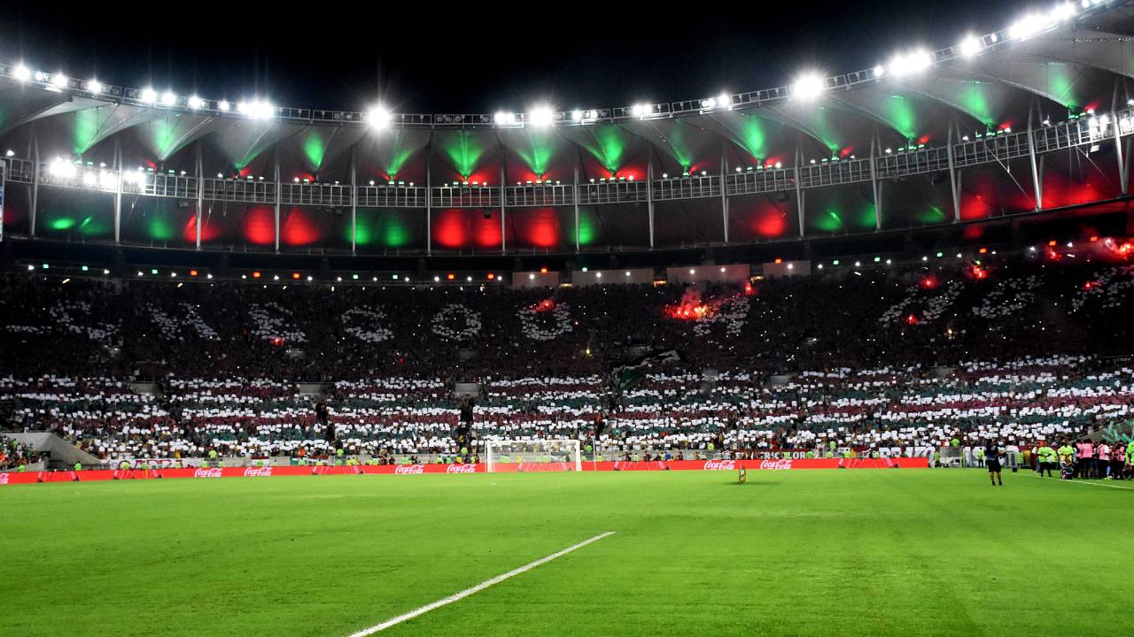 Torcida do Fluminense forma mosaico da arquibancada