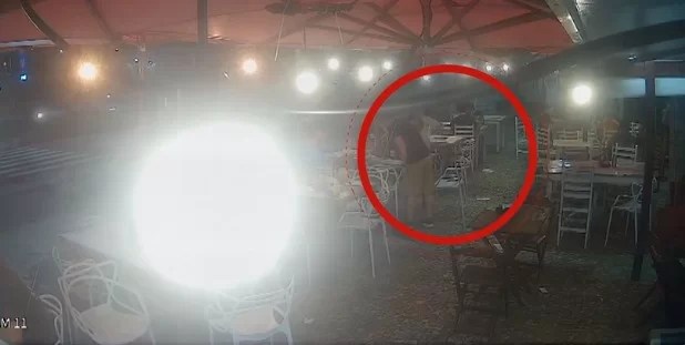 Amigo de médicos baleados na Barra saiu do quiosque vinte minutos antes