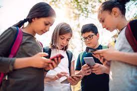 Essa moda vai pegar? Colégio São Vicente proíbe uso de celular por alunos