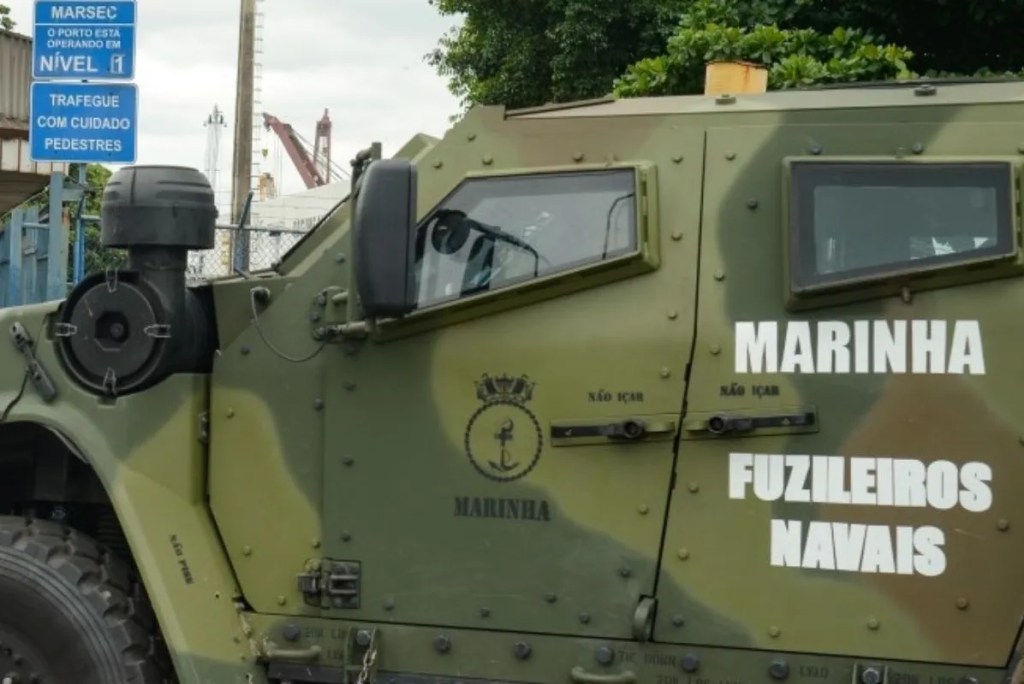 Eduardo Paes reclama de blindados na Praça Mauá: “Destroem a calçada”